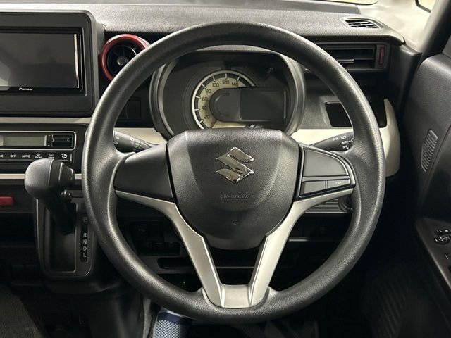 �C���e���A�ɍ��킹���f�U�C���̃X�e�A�����O�́A�^�]�������̂��Ƃ��l���A�^�]���₷���`��A�傫���ł��B�����x�A���ۂɐG���Ă��m���߂��������B
