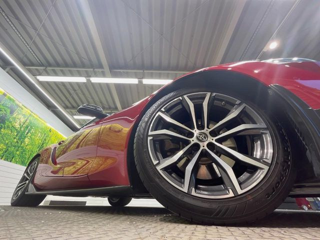 �y����18�C���`�A���~�z�C�[���z�O�ςɃ}�b�`���������A���~�z�C�[���𑕒����Ă���܂��B�e��ЊO�A���~�z�C�[����A�X�^�b�h���X�^�C�����戵�����Ă���܂��B���񂲑��k����������