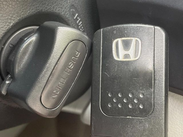 �yHonda�X�}�[�g�L�[�z�J�o����|�P�b�g�ɓ��ꂽ�܂܂ł��h�A�̎{���E�������\�ȃX�}�[�g�L�[�𑕔��B�G���W���̃I���E�I�t�����J�M�����o���K�v����������Ƃ��Ă��֗��ł���