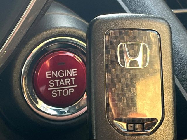 �yHonda�X�}�[�g�L�[�z�J�o����|�P�b�g�ɓ��ꂽ�܂܂ł��h�A�̎{���E�������\�ȃX�}�[�g�L�[�𑕔��B�G���W���̃I���E�I�t�����J�M�����o���K�v����������Ƃ��Ă��֗��ł���