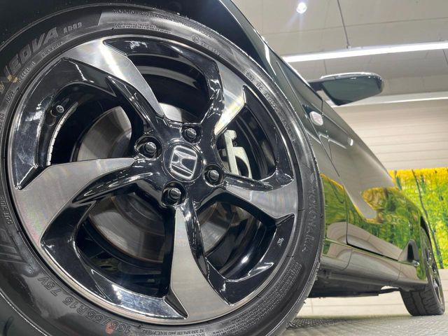 �y�����A���~�z�C�[���z�O�ςɃ}�b�`���������A���~�z�C�[���𑕒����Ă���܂��B�e��ЊO�A���~�z�C�[����A�X�^�b�h���X�^�C�����戵�����Ă���܂��B���񂲑��k����������