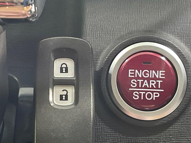 �yHonda�X�}�[�g�L�[�z�J�o����|�P�b�g�ɓ��ꂽ�܂܂ł��h�A�̎{���E�������\�ȃX�}�[�g�L�[�𑕔��B�G���W���̃I���E�I�t�����J�M�����o���K�v����������Ƃ��Ă��֗��ł���