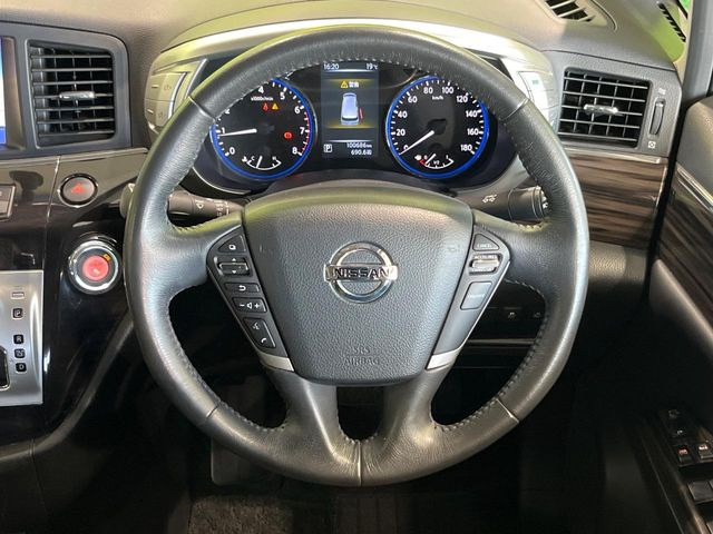 �C���e���A�ɍ��킹���f�U�C���̃X�e�A�����O�́A�^�]�������̂��Ƃ��l���A�^�]���₷���`��A�傫���ł��B�����x�A���ۂɐG���Ă��m���߂��������B