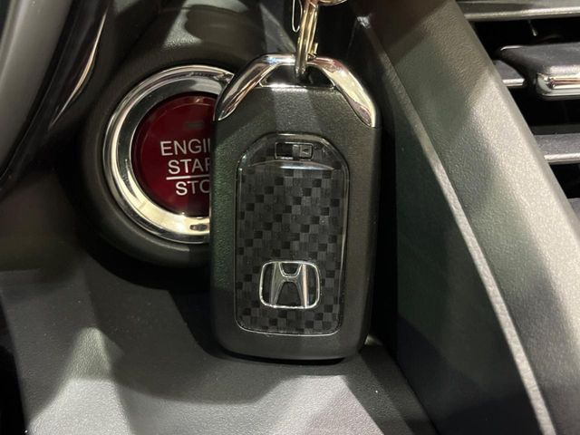 �yHonda�X�}�[�g�L�[�z�J�o����|�P�b�g�ɓ��ꂽ�܂܂ł��h�A�̎{���E�������\�ȃX�}�[�g�L�[�𑕔��B�G���W���̃I���E�I�t�����J�M�����o���K�v����������Ƃ��Ă��֗��ł���