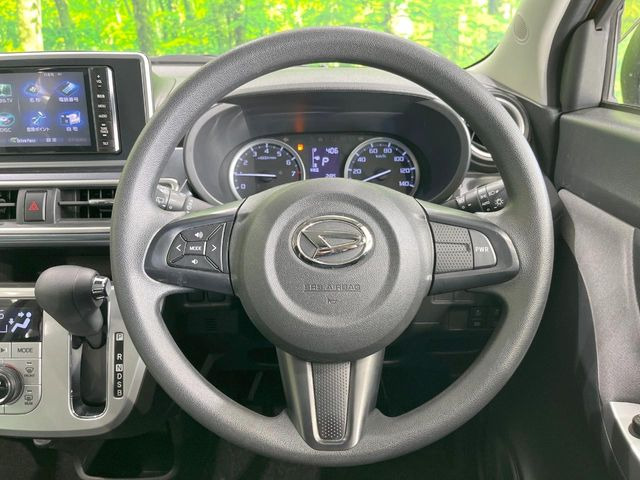 �C���e���A�ɍ��킹���f�U�C���̃X�e�A�����O�́A�^�]�������̂��Ƃ��l���A�^�]���₷���`��A�傫���ł��B�����x�A���ۂɐG���Ă��m���߂��������B