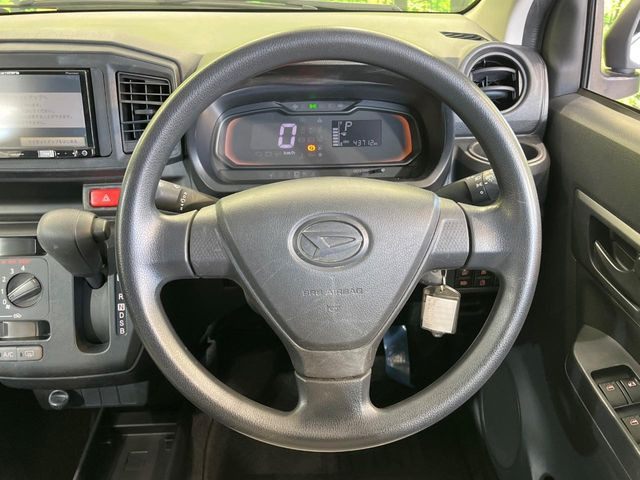 �C���e���A�ɍ��킹���f�U�C���̃X�e�A�����O�́A�^�]�������̂��Ƃ��l���A�^�]���₷���`��A�傫���ł��B�����x�A���ۂɐG���Ă��m���߂��������B