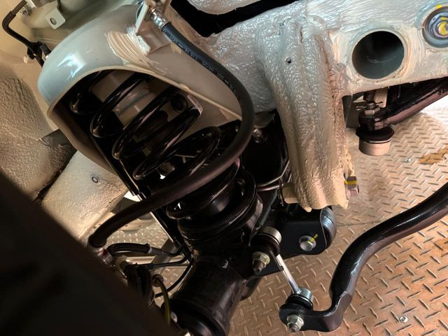お車を安心してお乗りいただく為には、足回りの定期点検が欠かせません。サービスサポート(有償保証)では無料点検もご提供しており、安心のカーライフをお過ごしいただけるサポート体制が整っています。
