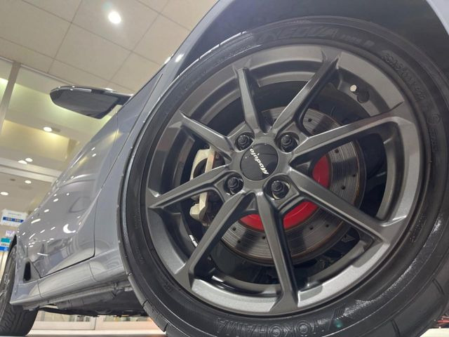 �y����16�C���`�A���~�z�C�[���z�O�ςɃ}�b�`���������A���~�z�C�[���𑕒����Ă���܂��B�e��ЊO�A���~�z�C�[����A�X�^�b�h���X�^�C�����戵�����Ă���܂��B���񂲑��k����������