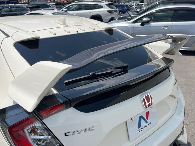 【大型リヤスポイラー】スポーツカーらしさがグッと引き立つ大型リヤスポイラーを装着♪高速走行時のスタビリティ(走行安定性)向上に役立ちます。