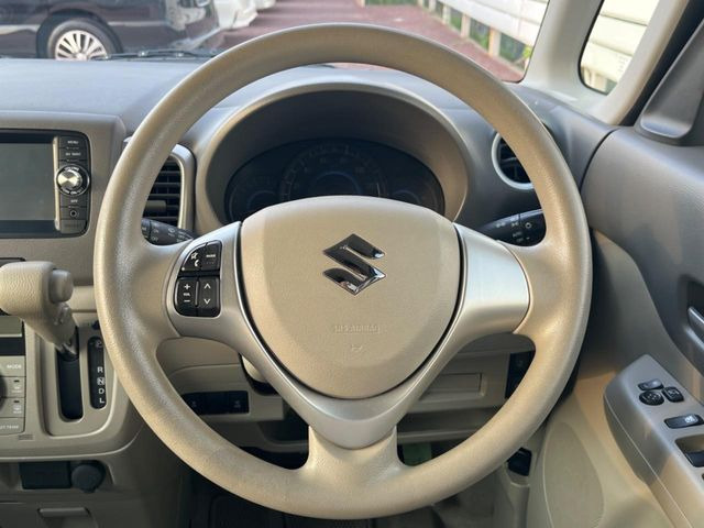 �C���e���A�ɍ��킹���f�U�C���̃X�e�A�����O�́A�^�]�������̂��Ƃ��l���A�^�]���₷���`��A�傫���ł��B�����x�A���ۂɐG���Ă��m���߂��������B