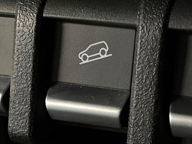 【ダウンヒルアシスト】急な坂道を下るときに自動でブレーキを制御、一定の低速度を保ちます。雪道や悪路など滑りやすい路面の下り坂でもタイヤがロックしないから安心!ハンドル操作に集中できます!