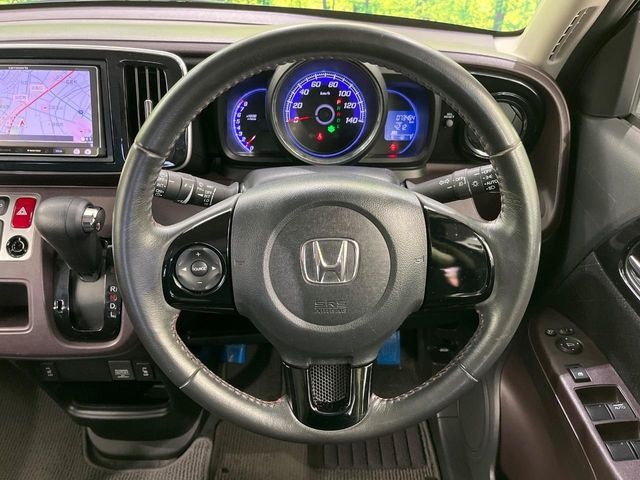 �C���e���A�ɍ��킹���f�U�C���̃X�e�A�����O�́A�^�]�������̂��Ƃ��l���A�^�]���₷���`��A�傫���ł��B�����x�A���ۂɐG���Ă��m���߂��������B