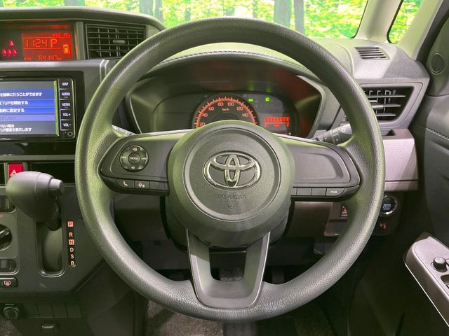 �C���e���A�ɍ��킹���f�U�C���̃X�e�A�����O�́A�^�]�������̂��Ƃ��l���A�^�]���₷���`��A�傫���ł��B�����x�A���ۂɐG���Ă��m���߂��������B