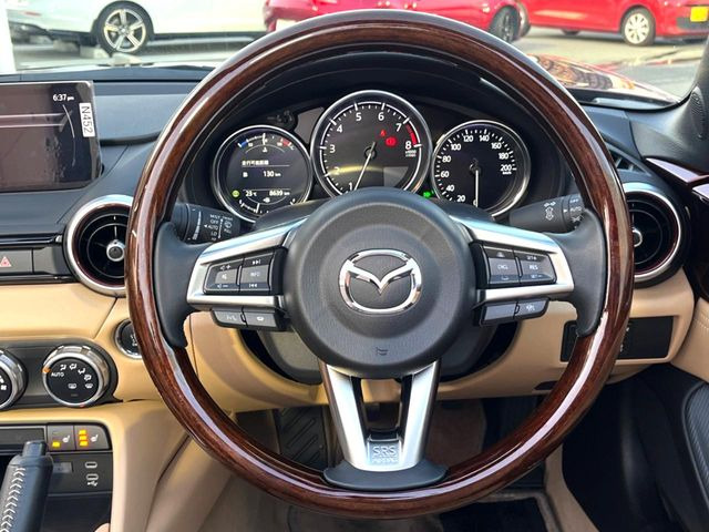 �C���e���A�ɍ��킹���f�U�C���̃X�e�A�����O�́A�^�]�������̂��Ƃ��l���A�^�]���₷���`��A�傫���ł��B�����x�A���ۂɐG���Ă��m���߂��������B