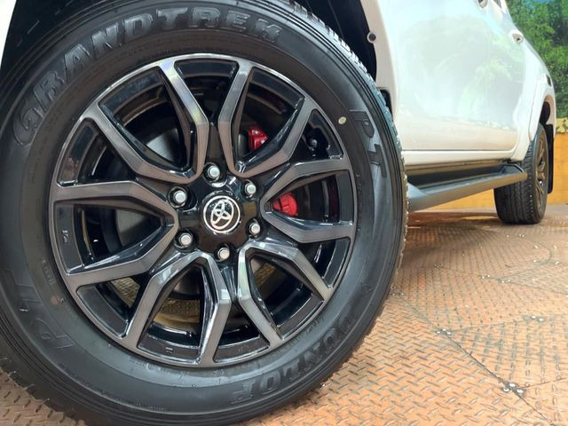 �y�����A���~�z�C�[���z�O�ςɃ}�b�`���������A���~�z�C�[���𑕒����Ă���܂��B�e��ЊO�A���~�z�C�[����A�X�^�b�h���X�^�C�����戵�����Ă���܂��B���񂲑��k����������