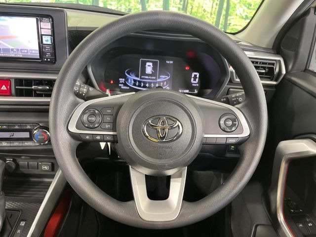 �C���e���A�ɍ��킹���f�U�C���̃X�e�A�����O�́A�^�]�������̂��Ƃ��l���A�^�]���₷���`��A�傫���ł��B�����x�A���ۂɐG���Ă��m���߂��������B
