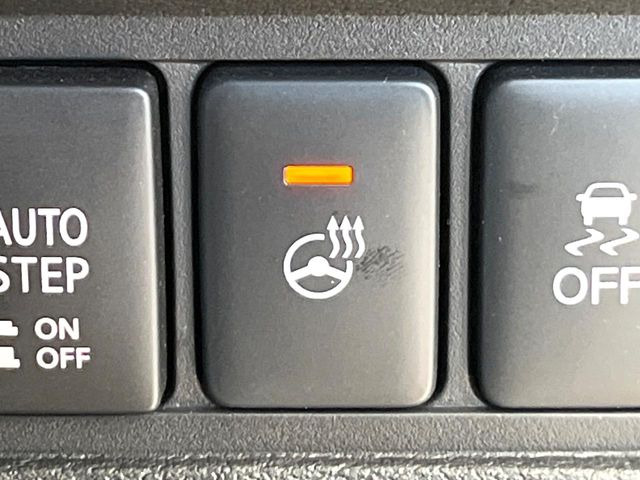 【ステアリングヒーター】冬場に冷たくなりやすい革巻きステアリングを、スイッチ一つで素早く適温に!エアコンよりも早く温まってくれるので、寒い日の運転も快適になりますね♪