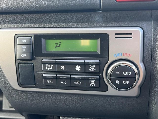 【オートエアコン】一度お好みの温度に設定すれば、車内の温度を検知し風量や温度を自動で調整。暑い&hellip;寒い&hellip;と何度もスイッチ操作をする必要はありません。快適な車内空間には必須の機能ですね♪