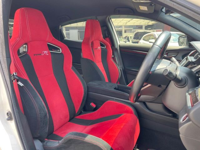 【専用スポーツシート】ホールド性に優れ、カーブ時の体が流れを抑制してくれます。また、体にフィットするから腰や背中が疲れにくく、ロングドライブや高速走行でも快適にお過ごしいただけます♪