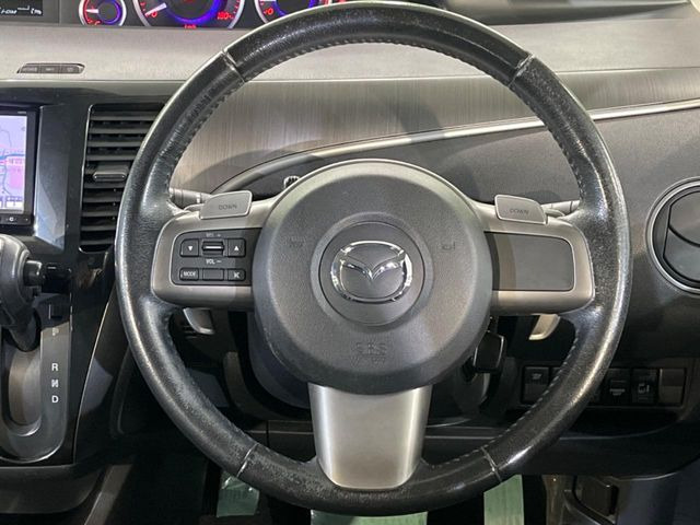 �C���e���A�ɍ��킹���f�U�C���̃X�e�A�����O�́A�^�]�������̂��Ƃ��l���A�^�]���₷���`��A�傫���ł��B�����x�A���ۂɐG���Ă��m���߂��������B