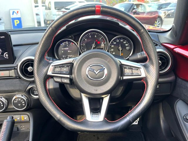 �C���e���A�ɍ��킹���f�U�C���̃X�e�A�����O�́A�^�]�������̂��Ƃ��l���A�^�]���₷���`��A�傫���ł��B�����x�A���ۂɐG���Ă��m���߂��������B