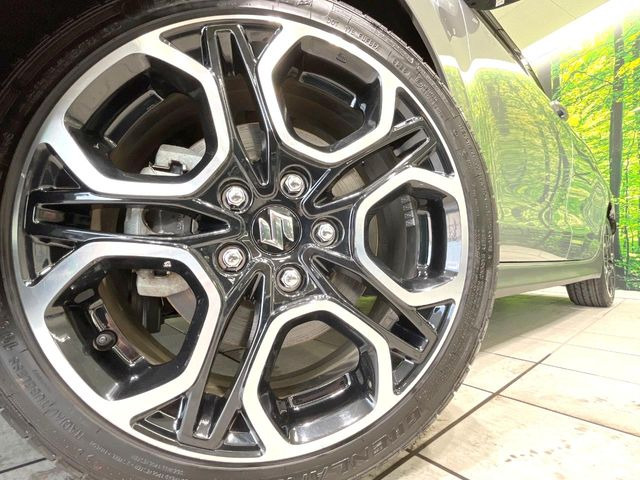 �y����17�C���`�A���~�z�C�[���z�O�ςɃ}�b�`���������A���~�z�C�[���𑕒����Ă���܂��B�e��ЊO�A���~�z�C�[����A�X�^�b�h���X�^�C�����戵�����Ă���܂��B���񂲑��k����������