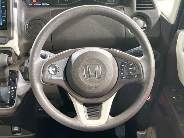 �C���e���A�ɍ��킹���f�U�C���̃X�e�A�����O�́A�^�]�������̂��Ƃ��l���A�^�]���₷���`��A�傫���ł��B�����x�A���ۂɐG���Ă��m���߂��������B