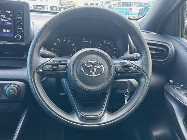 �C���e���A�ɍ��킹���f�U�C���̃X�e�A�����O�́A�^�]�������̂��Ƃ��l���A�^�]���₷���`��A�傫���ł��B�����x�A���ۂɐG���Ă��m���߂��������B