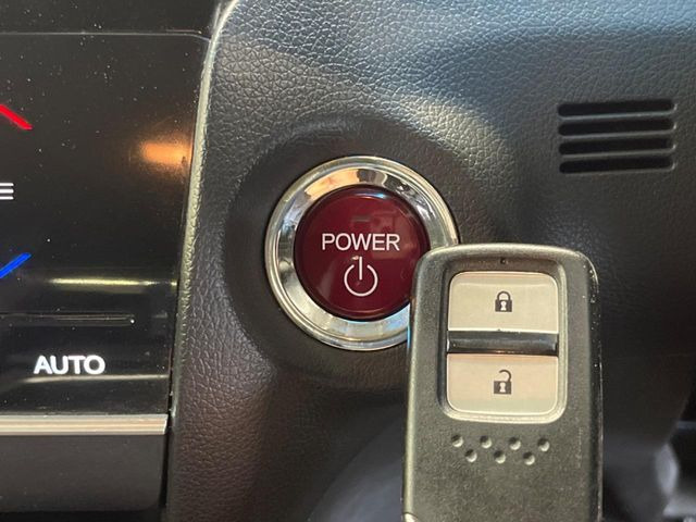 �yHonda�X�}�[�g�L�[�z�J�o����|�P�b�g�ɓ��ꂽ�܂܂ł��h�A�̎{���E�������\�ȃX�}�[�g�L�[�𑕔��B�G���W���̃I���E�I�t�����J�M�����o���K�v����������Ƃ��Ă��֗��ł���