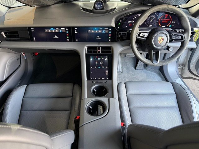 タイカンクロスツーリスモ4S 4シート 4WD