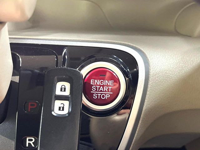 �yHonda�X�}�[�g�L�[�z�J�o����|�P�b�g�ɓ��ꂽ�܂܂ł��h�A�̎{���E�������\�ȃX�}�[�g�L�[�𑕔��B�G���W���̃I���E�I�t�����J�M�����o���K�v����������Ƃ��Ă��֗��ł���