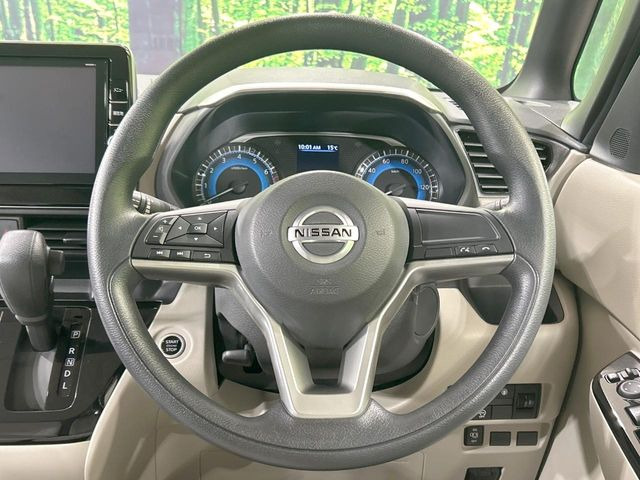 �C���e���A�ɍ��킹���f�U�C���̃X�e�A�����O�́A�^�]�������̂��Ƃ��l���A�^�]���₷���`��A�傫���ł��B�����x�A���ۂɐG���Ă��m���߂��������B