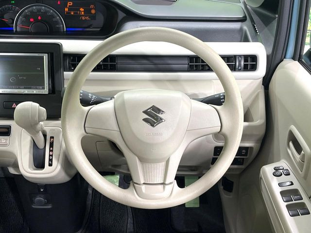 �C���e���A�ɍ��킹���f�U�C���̃X�e�A�����O�́A�^�]�������̂��Ƃ��l���A�^�]���₷���`��A�傫���ł��B�����x�A���ۂɐG���Ă��m���߂��������B