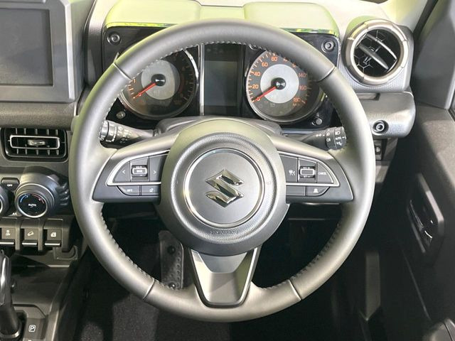 インテリアに合わせたデザインのステアリングは、運転される方のことも考え、運転しやすい形状、大きさです。是非一度、実際に触ってお確かめください。