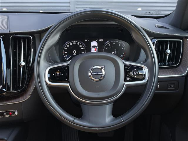 XC60B5 AWD インスクリプション 4WD