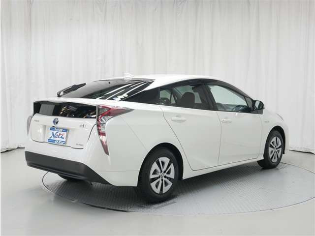 プリウス1.8 A プレミアム E-Four 4WD