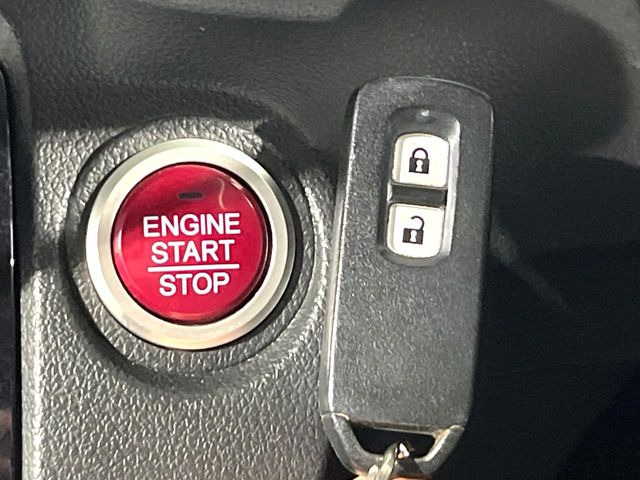 �yHonda�X�}�[�g�L�[�z�J�o����|�P�b�g�ɓ��ꂽ�܂܂ł��h�A�̎{���E�������\�ȃX�}�[�g�L�[�𑕔��B�G���W���̃I���E�I�t�����J�M�����o���K�v����������Ƃ��Ă��֗��ł���