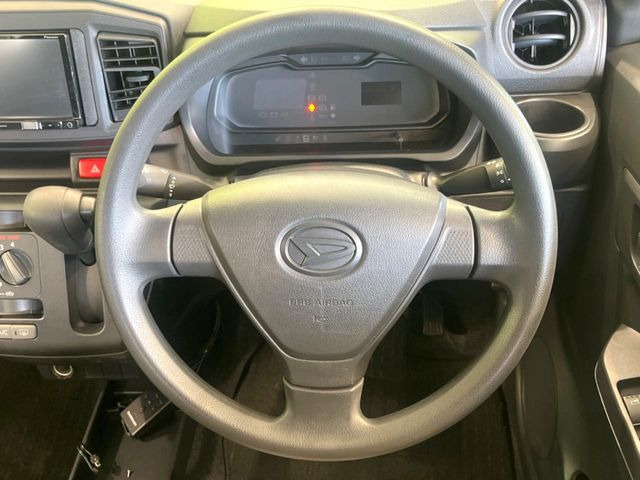 �C���e���A�ɍ��킹���f�U�C���̃X�e�A�����O�́A�^�]�������̂��Ƃ��l���A�^�]���₷���`��A�傫���ł��B�����x�A���ۂɐG���Ă��m���߂��������B
