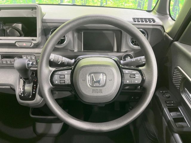 �C���e���A�ɍ��킹���f�U�C���̃X�e�A�����O�́A�^�]�������̂��Ƃ��l���A�^�]���₷���`��A�傫���ł��B�����x�A���ۂɐG���Ă��m���߂��������B
