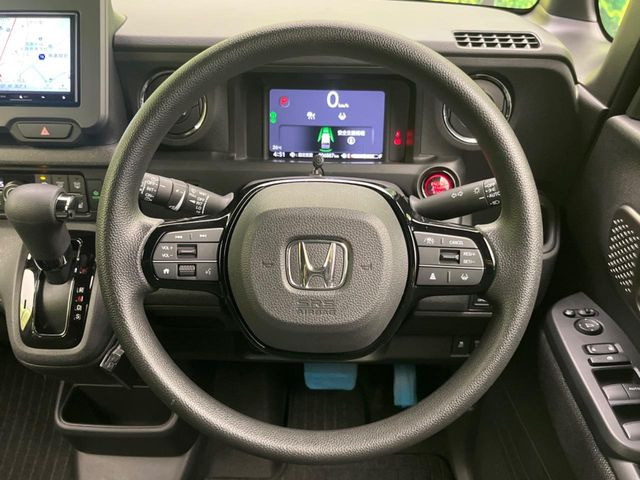 �C���e���A�ɍ��킹���f�U�C���̃X�e�A�����O�́A�^�]�������̂��Ƃ��l���A�^�]���₷���`��A�傫���ł��B�����x�A���ۂɐG���Ă��m���߂��������B
