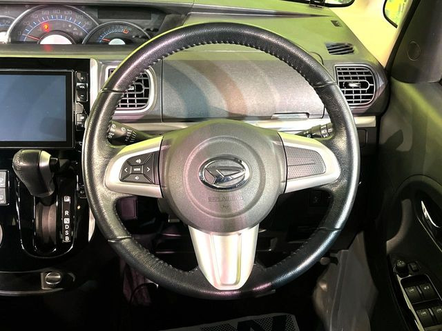�C���e���A�ɍ��킹���f�U�C���̃X�e�A�����O�́A�^�]�������̂��Ƃ��l���A�^�]���₷���`��A�傫���ł��B�����x�A���ۂɐG���Ă��m���߂��������B