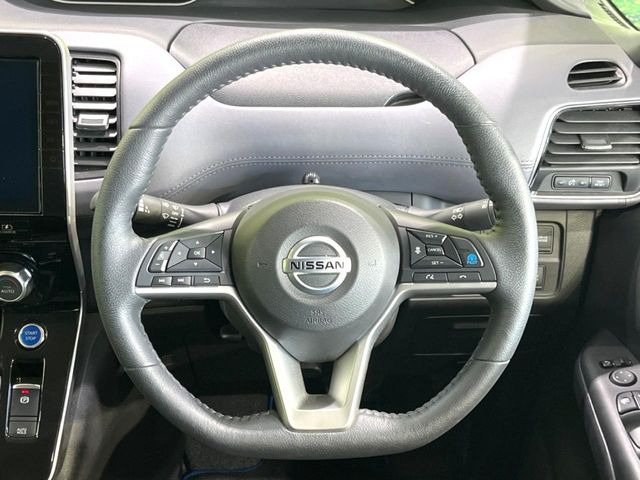 �C���e���A�ɍ��킹���f�U�C���̃X�e�A�����O�́A�^�]�������̂��Ƃ��l���A�^�]���₷���`��A�傫���ł��B�����x�A���ۂɐG���Ă��m���߂��������B