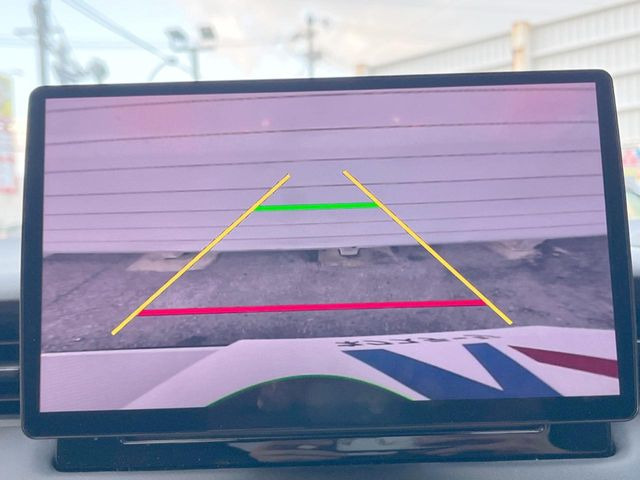 【バックカメラ】駐車時に後方がリアルタイム映像で確認できます。大型商業施設や立体駐車場での駐車時や、夜間のバック時に大活躍!運転スキルに関わらず、今や必須となった装備のひとつです!