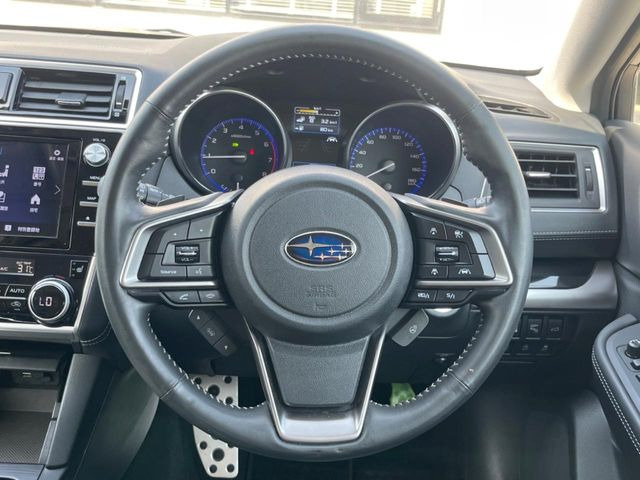 �C���e���A�ɍ��킹���f�U�C���̃X�e�A�����O�́A�^�]�������̂��Ƃ��l���A�^�]���₷���`��A�傫���ł��B�����x�A���ۂɐG���Ă��m���߂��������B