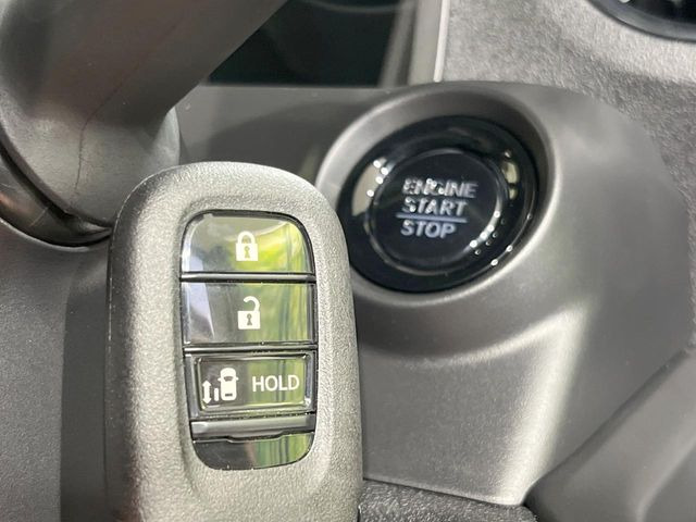 �yHonda�X�}�[�g�L�[�z�J�o����|�P�b�g�ɓ��ꂽ�܂܂ł��h�A�̎{���E�������\�ȃX�}�[�g�L�[�𑕔��B�G���W���̃I���E�I�t�����J�M�����o���K�v����������Ƃ��Ă��֗��ł���