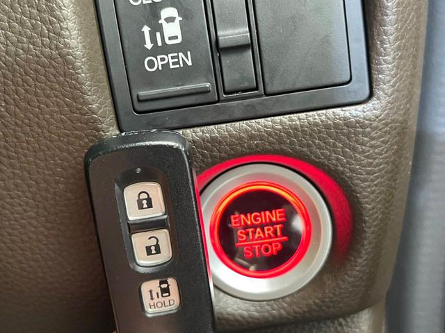 �yHonda�X�}�[�g�L�[�z�J�o����|�P�b�g�ɓ��ꂽ�܂܂ł��h�A�̎{���E�������\�ȃX�}�[�g�L�[�𑕔��B�G���W���̃I���E�I�t�����J�M�����o���K�v����������Ƃ��Ă��֗��ł���