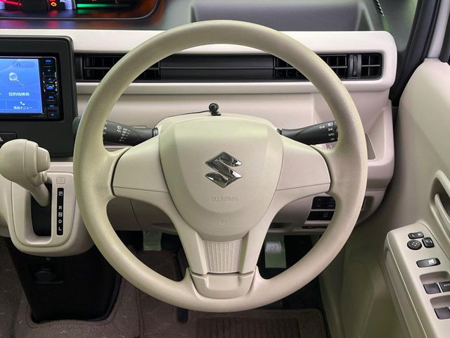 �C���e���A�ɍ��킹���f�U�C���̃X�e�A�����O�́A�^�]�������̂��Ƃ��l���A�^�]���₷���`��A�傫���ł��B�����x�A���ۂɐG���Ă��m���߂��������B