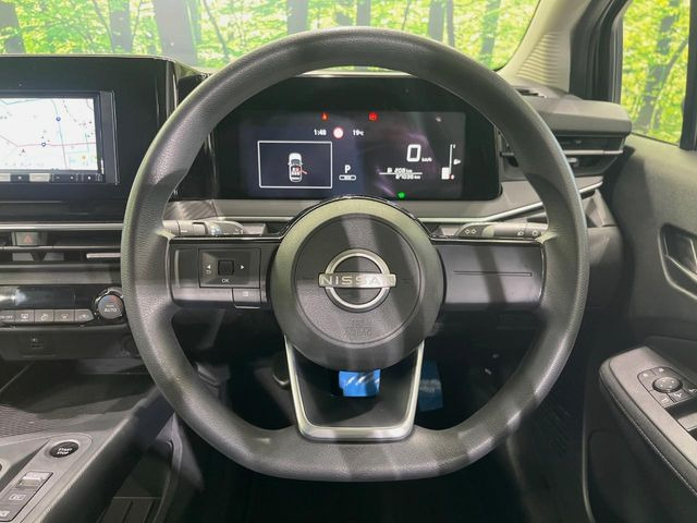 �C���e���A�ɍ��킹���f�U�C���̃X�e�A�����O�́A�^�]�������̂��Ƃ��l���A�^�]���₷���`��A�傫���ł��B�����x�A���ۂɐG���Ă��m���߂��������B