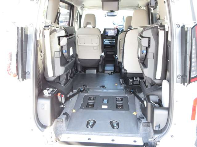 セレナ2.0 X チェアキャブ スロープタイプ 車いす2名仕様