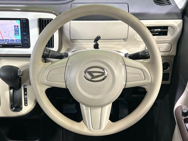 �C���e���A�ɍ��킹���f�U�C���̃X�e�A�����O�́A�^�]�������̂��Ƃ��l���A�^�]���₷���`��A�傫���ł��B�����x�A���ۂɐG���Ă��m���߂��������B